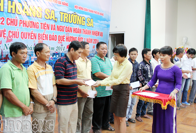 มอบของขวัญให้แก่เจ้าของเรือประมงและชาวประมง